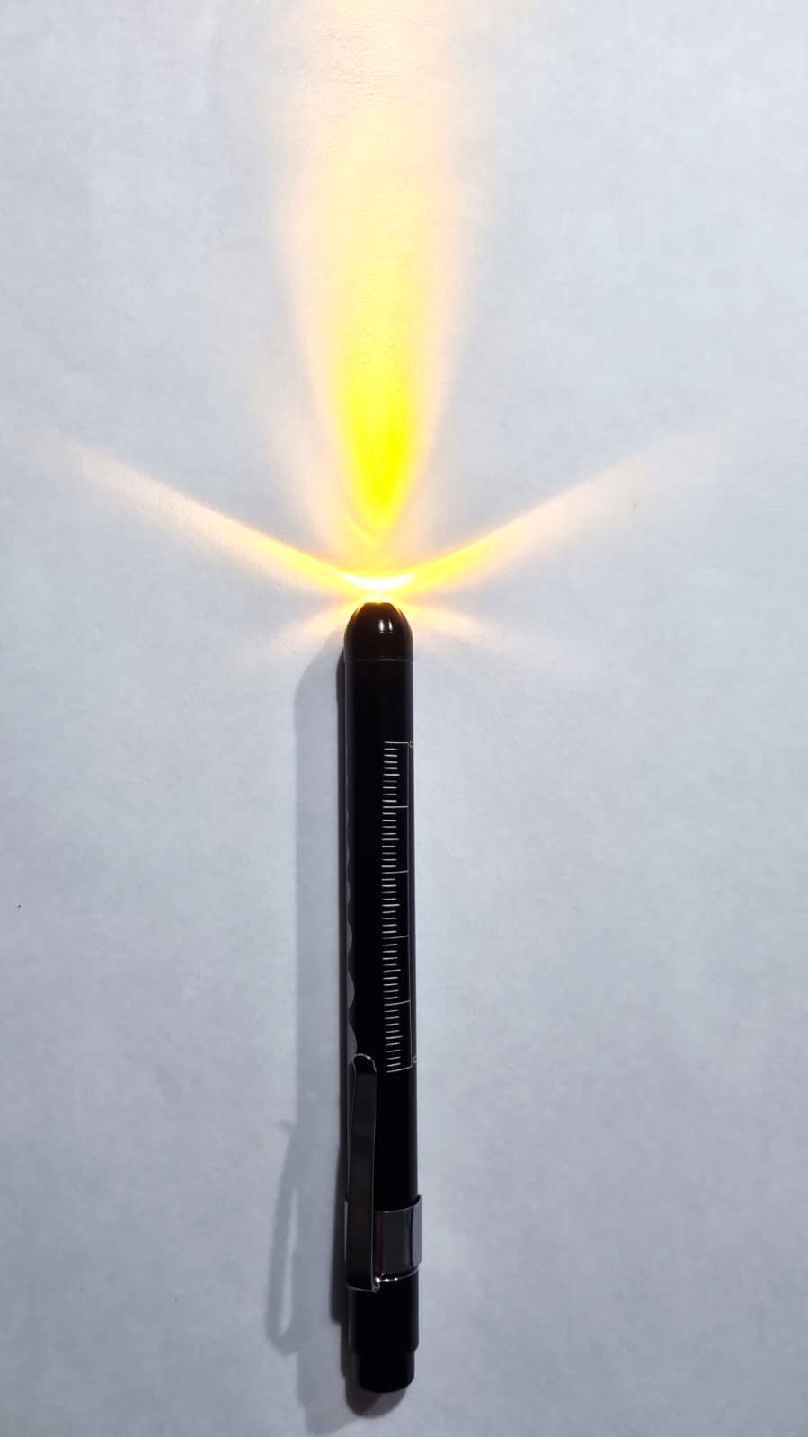Caneta Preta Lanterna Led Luz Amarela fig 3.jpeg